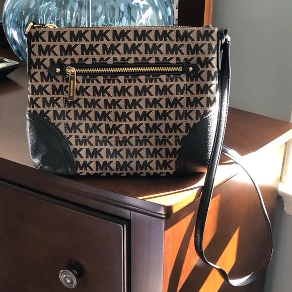 LIKE NEW!! Michael Kors Logo Crossbody. - Picture 1 of 6